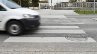Der Pkw-Lenker übersah die Frau am Zebrastreifen (Symbolbild).