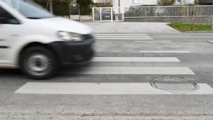 Der 18-Jährige sprang zur Seite, wurde trotzdem leicht verletzt (Symbolbild)