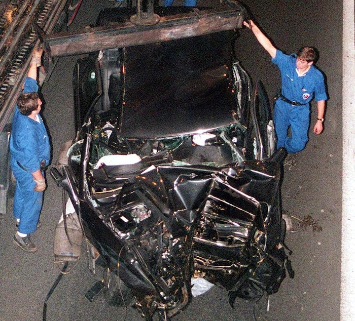 Die Fotos vom Autowrack offenbarten das Ausmaß des Unfalls.