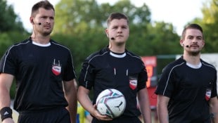 Schiri Christian Heiner (Mitte) hatte mit Traiskirchen-Boss Werner Trost einen Disput.
