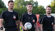 Schiri Christian Heiner (Mitte) hatte mit Traiskirchen-Boss Werner Trost einen Disput.
