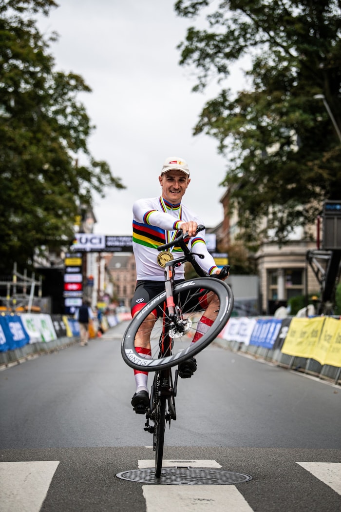 Franz-Josef Lässer fuhr nach seiner WM-Goldenen im Einzelzeitfahren im Zielbereich auf dem ...