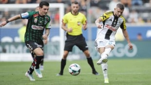 Valon Berisha (re.) platzt nach der Derby-Niederlage der Kragen. 