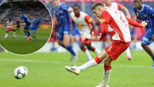 Ein später Elfer rettet Salzburg einen Punkt. Blau-Weiß mit dem Referee.