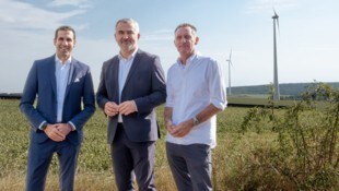 Stephan Sharma von der Burgenland Energie, Landesrat Heinrich Dorner und Ortschef Kacsits bei ...