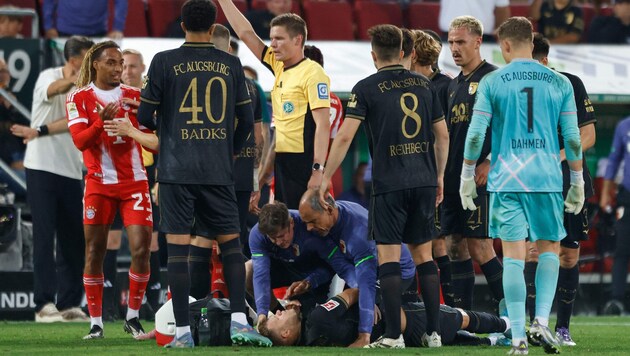 Sacha Boey (li.) entschuldigt sich.