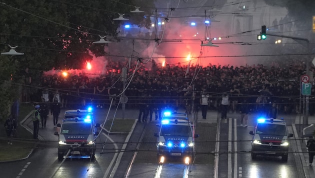 Mehr als 3000 Sturm-Fans marschierten zum Stadion.