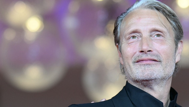 Mads Mikkelsen (59) gefällt wohl auch vielen Frauen mit Dauerwelle. Er selbst hasste seine ...