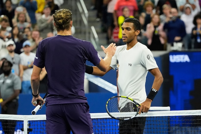 Felix Auger-Aliassime (re.) kickte Alexander Zverev aus dem Turnier.