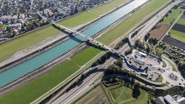 Rund 650 Meter südlich der Rheinbrücke zwischen Lustenau und Au soll die neue Radbrücke ...