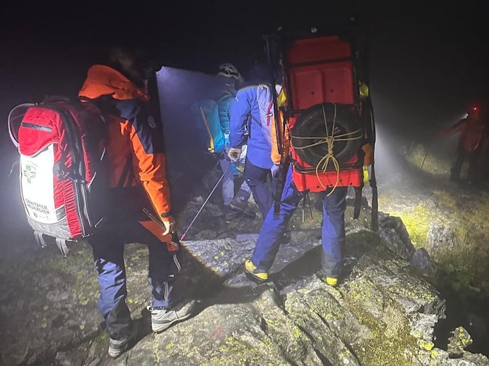 Rettung bei Dunkelheit. 24 Bergretter halfen.