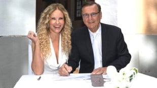 Medienmanager Hans Mahr hat seine Herzdame Katja Burkard nach 28 Jahren geheiratet.