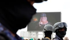 Der Sprecher Abu Obaida bei einer Protestkundgebung Anfang August