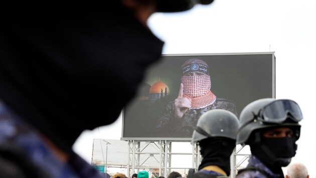 Der Sprecher Abu Obaida bei einer Protestkundgebung Anfang August