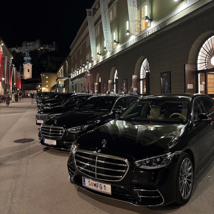 Das Festival der Superlativen – XXL-Limos: eine imposante, ökologisch fragwürdige Luxus-Flotte ...