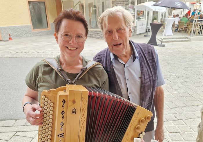 Auch gut gelaunt: Karin aus Oberösterreich mit Hermann, mit seinen 91 Jahren einer der ältesten ...