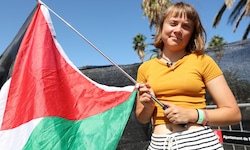 Thunberg mit palästinenischer Flagge kurz vor dem Auslaufen aus Barcelona.
