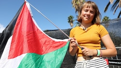 Thunberg mit palästinenischer Flagge kurz vor dem Auslaufen aus Barcelona.
