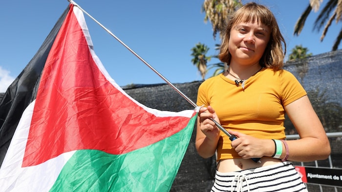 Thunberg mit palästinenischer Flagge kurz vor dem Auslaufen aus Barcelona.