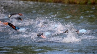 Beim Schwimmen im Triathlon geht es stets hektisch zu. 