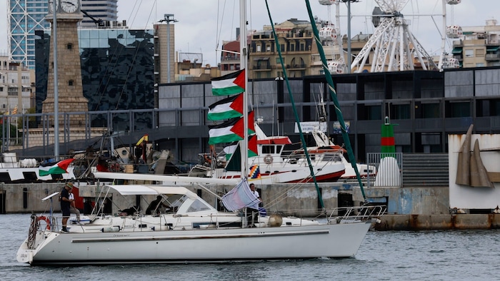 Ein Schiff der Gaza-Hilfsflotte in Barcelona mit zahlreichen palästinensischen Fahnen an Bord