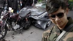 Der Milliardärssohn soll mit seinem Ferrari den Motorradpolizisten mehr als 200 Meter ...