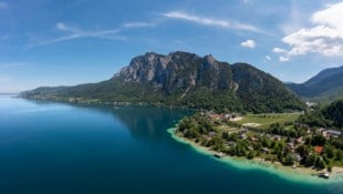 Ein Blick aus dem Hubschrauber auf Weißenbach in der Gemeinde Steinbach am Attersee: Hier wurde ...