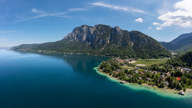 Ein Blick aus dem Hubschrauber auf Weißenbach in der Gemeinde Steinbach am Attersee: Hier wurde ...