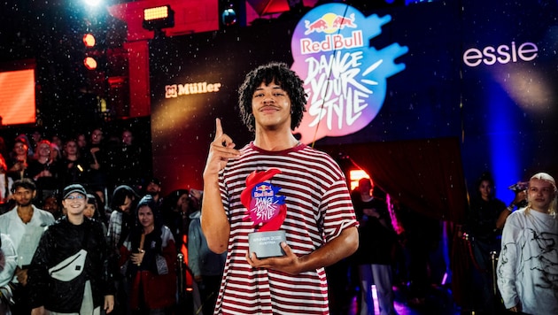 Streetstyle-Dance-Sieger Elias Nwankwo mit seiner Trophäe.