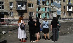 Anwohner begutachten bestürzt Zerstörungen nach russischen Luftangriffen auf Kiew.