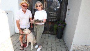 Trüffel-Experte Ronald Preissegger mit seiner Partnerin Martina Löffler und der braven Spürnase ...