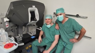 Die beiden Oberärzte Rudolf Sigmund und Peter Toth mit dem OP-Roboter, der so einiges möglich ...