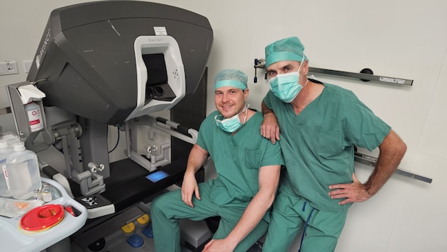 Die beiden Oberärzte Rudolf Sigmund und Peter Toth mit dem OP-Roboter, der so einiges möglich ...