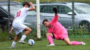 Tainachs Noah Drobesch (li.) traf erst, flog danach mit Gelb-Rot vom Platz.