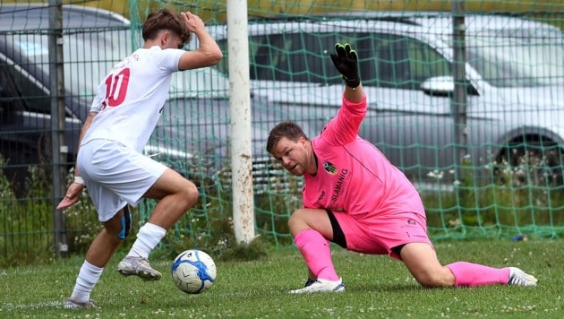 Tainachs Noah Drobesch (li.) traf erst, flog danach mit Gelb-Rot vom Platz.