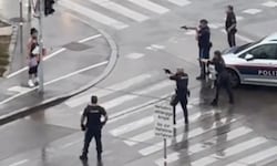 Die Frau war mit zwei Messern bewaffnet – die Polizei konnte die Situation mithilfe der WEGA ...