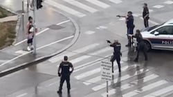 Die Frau war mit zwei Messern bewaffnet – die Polizei konnte die Situation mithilfe der WEGA ...