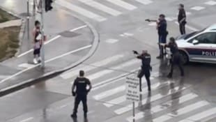 Die Frau war mit zwei Messern bewaffnet und ging schließlich auf die Beamten zu. Die Polizei ...