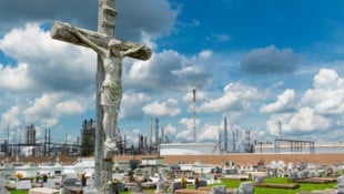 Der Ort könnte nicht symbolträchtiger sein: Dieser Friedhof liegt mitten in der „Cancer Alley“ ...