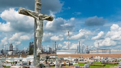 Der Ort könnte nicht symbolträchtiger sein: Dieser Friedhof liegt mitten in der „Cancer Alley“ ...