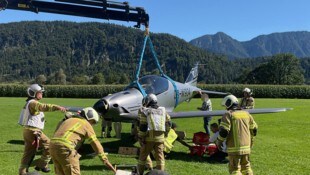 Feuerwehrleute mussten das Kleinflugzeug bergen.