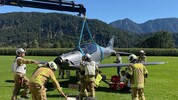 Feuerwehrleute mussten das Kleinflugzeug bergen.