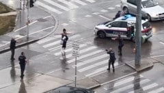 In Wien-Favoriten mussten Beamte der WEGA die bewaffnete Frau minutenlang umzingeln, bis sie ...