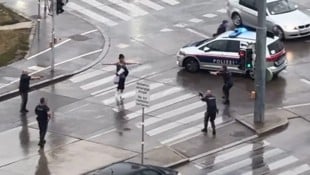 In Wien-Favoriten mussten Beamte der WEGA die bewaffnete Frau minutenlang umzingeln, bis sie ...