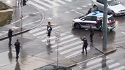 In Wien-Favoriten mussten Beamte der WEGA die bewaffnete Frau minutenlang umzingeln, bis sie ...