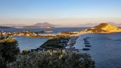 Die Phlegräischen Felder, ein Gebiet mit hoher vulkanischer Aktivität, werden seit geraumer Zeit ...