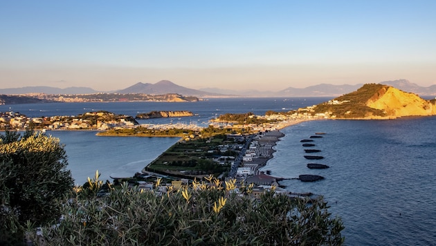 Die Phlegräischen Felder, ein Gebiet mit hoher vulkanischer Aktivität, werden seit geraumer Zeit ...