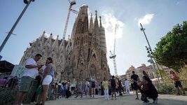 Touristen vor der Sagrada Familia in Barcelona