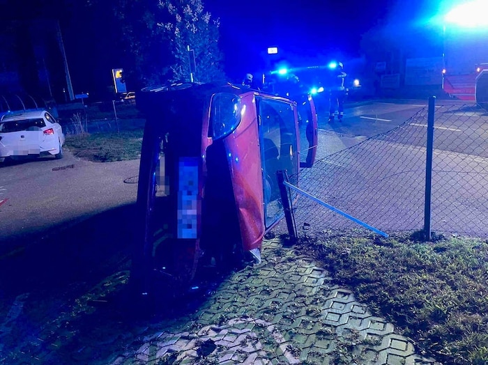 Das Auto kam auf der Seit zu liegen.