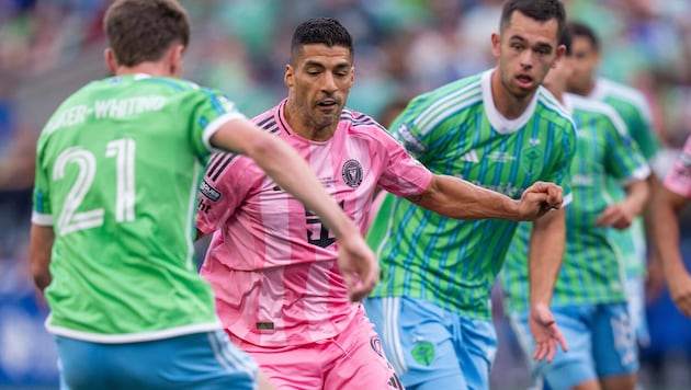 Luis Suarez (Mitte) hat seiner sportlichen Vita den nächsten Skandal hinzugefügt.